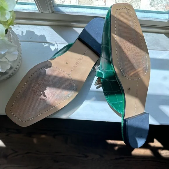 Vince Camuto Green Mules with Silver Chain - Picture 4 of 7